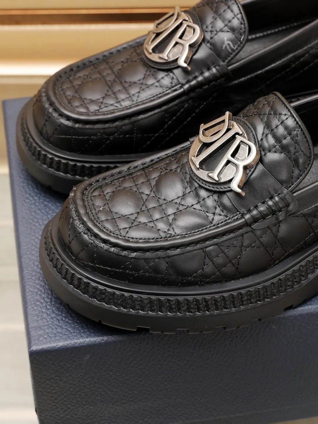 Factory P540💰Dior Buffalo men's low-cut derby casual leather shoes, a new product in the 2025 spring men's series, ideally combines unconventional features with Dior's high-end aesthetic style. The first-layer cowhide upper is decorated with tonal debossed Oblique embroidery, and the thick rubber sole displays a crepe-effect design, which is unique. Adds a modern touch to any look. Practical and stylish, it can be easily paired with a variety of casual looks and is an eye-catching finishing touch! Size: 38-44 (45.46 customized)